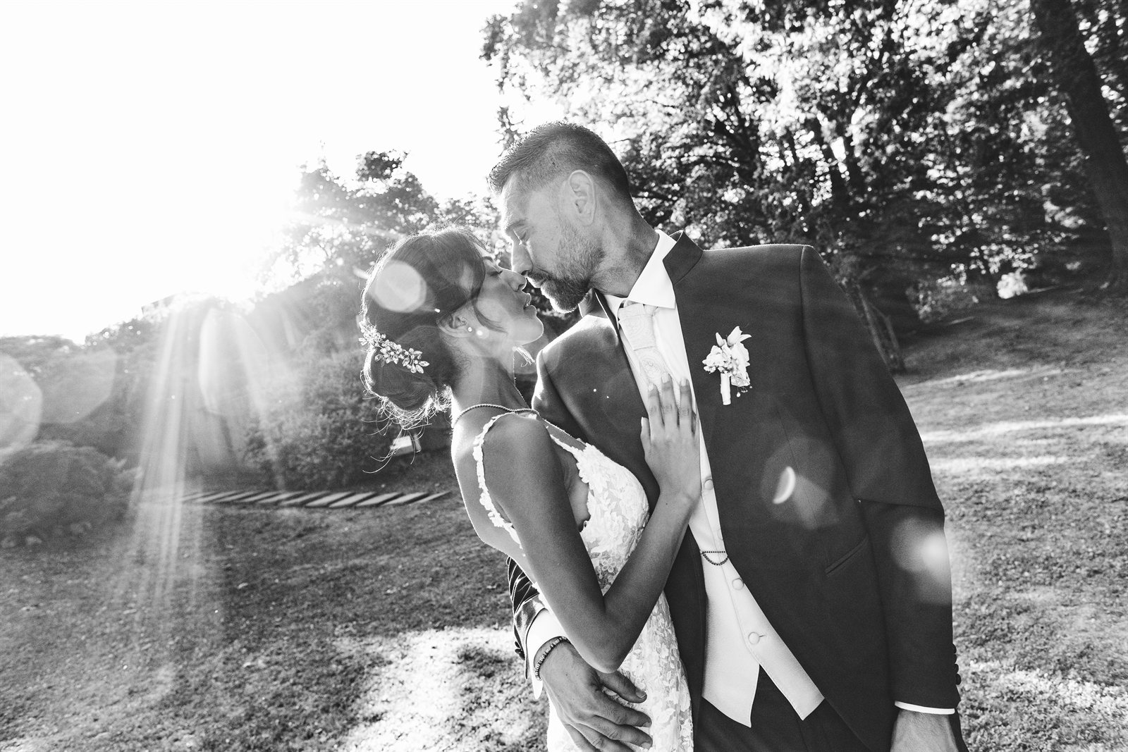 Il bacio sotto il velo controluce, con il cielo aperto
