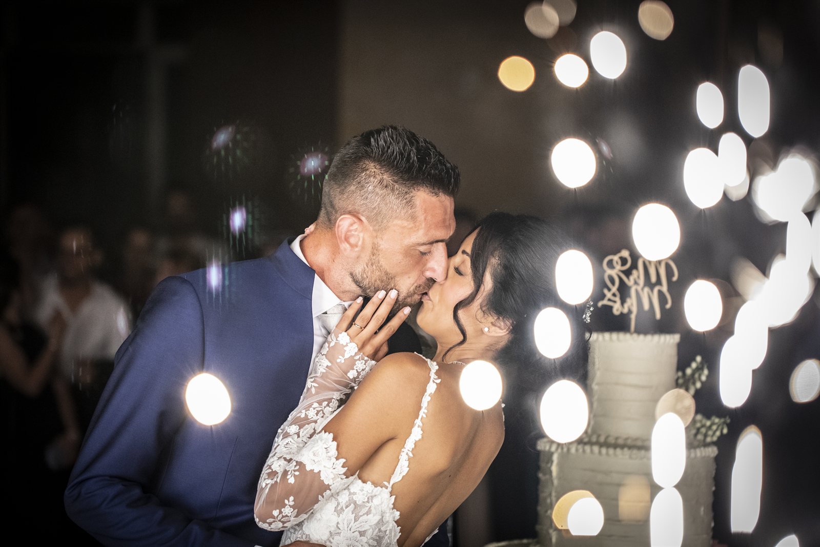 Il bacio tra le luci sfocate della festa Il bacio tra le luci sfocate della festa