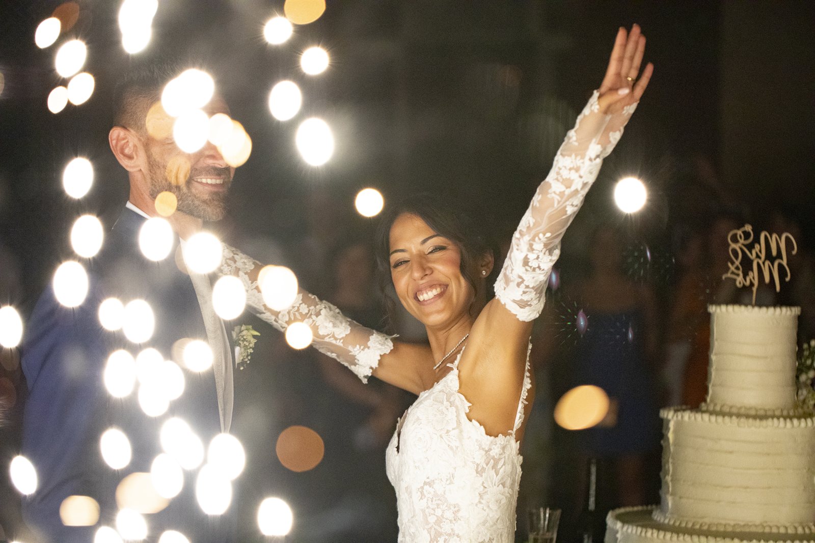 La sposa con le braccia alzate, tra le luci La sposa con le braccia alzate, tra le luci